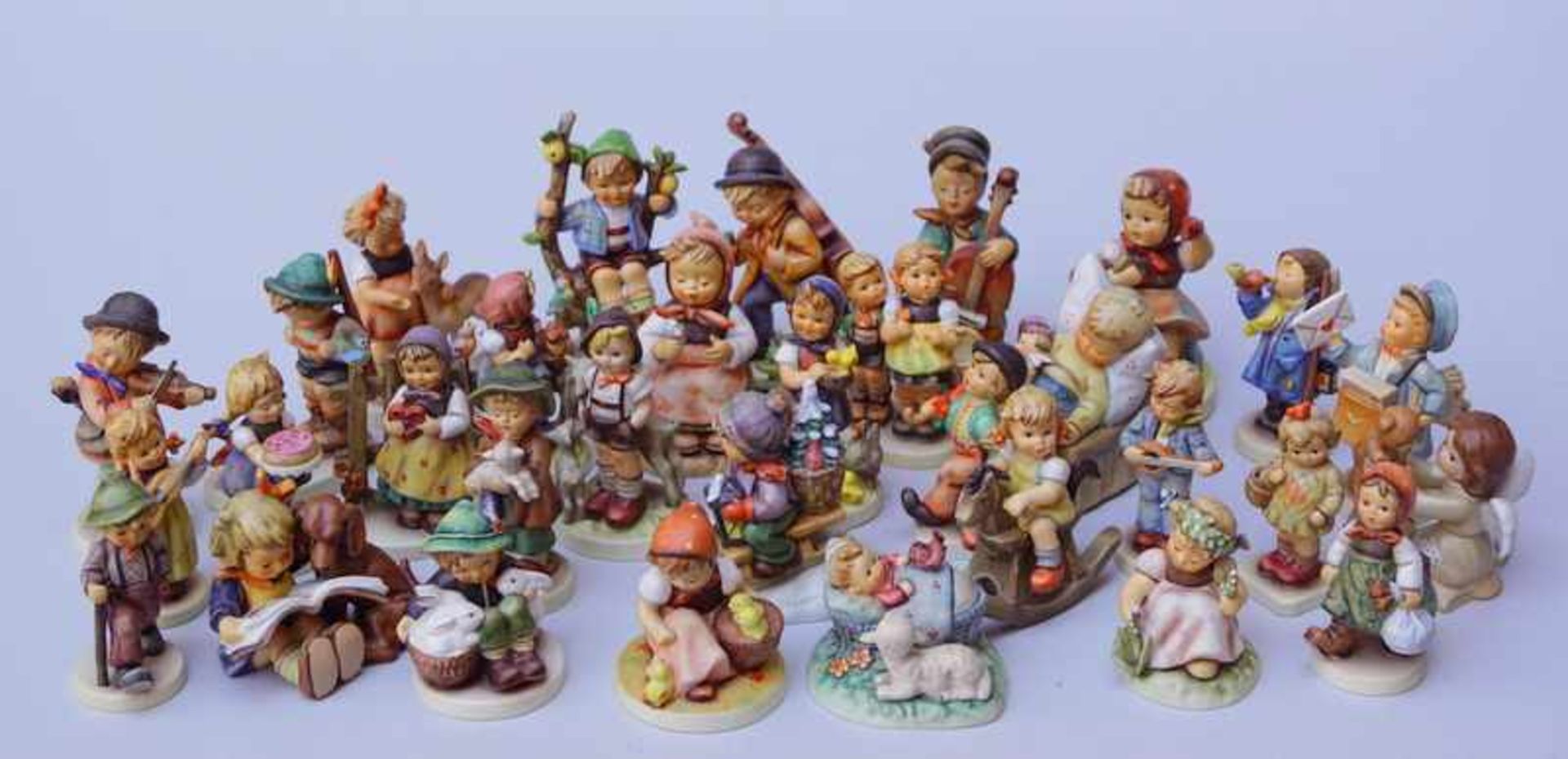 Goebel Porzellanfabrik (Aufglasurblaue Marke, nach 1950): Umfangreiche Sammlung Hummelfiguren