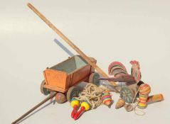 Konvolut Spielzeug Bestehend aus Laufspielzeug mit Hahn (75cm lang, stark bespielter Zustand, ein