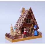 Blume, Hans-Jürgen (Marienberg): Lebkuchenhaus mit Hänsel, Gretel und der Hexe Holz teilweise