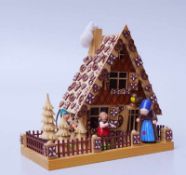 Blume, Hans-Jürgen (Marienberg): Lebkuchenhaus mit Hänsel, Gretel und der Hexe Holz teilweise