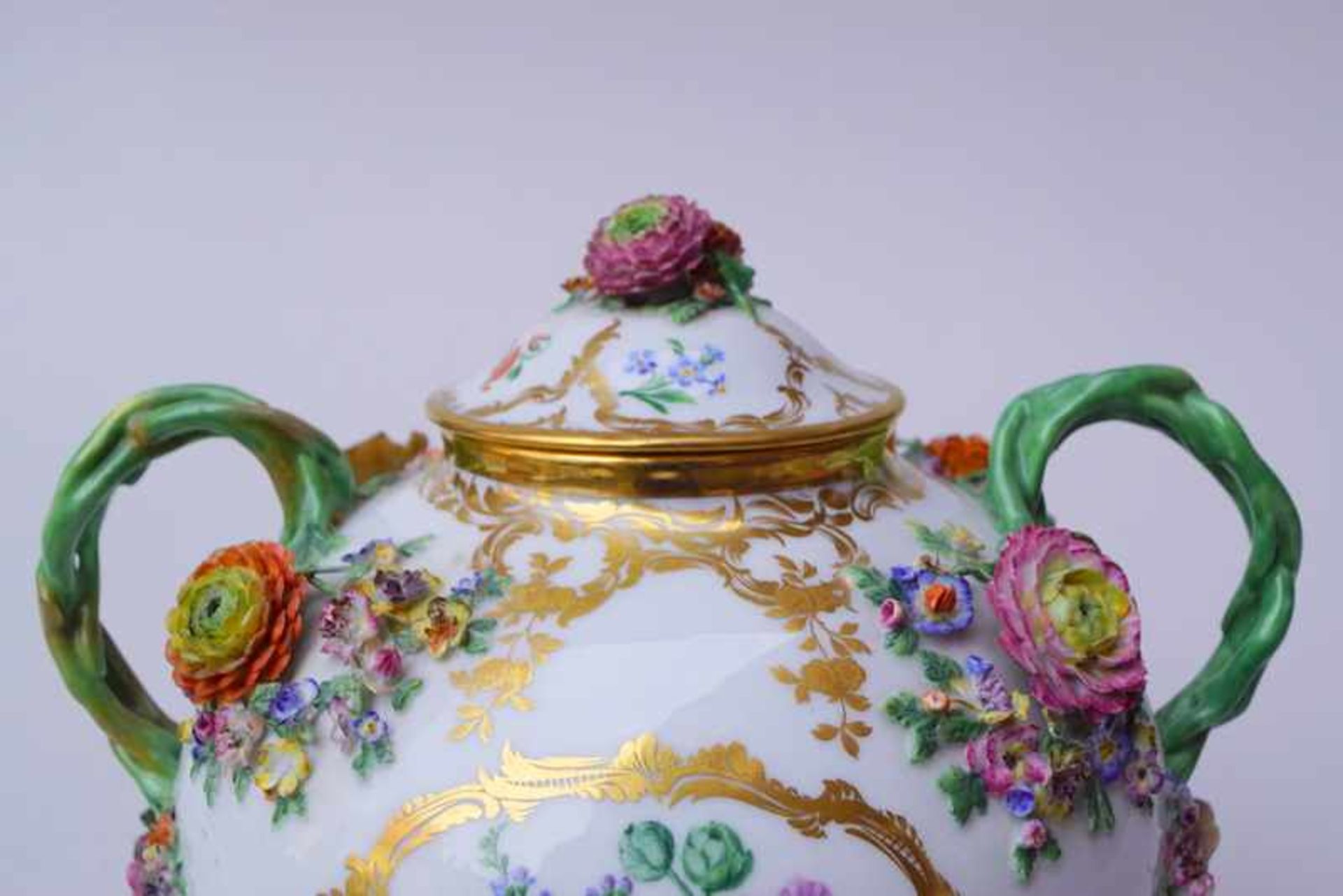 Königl. Meissen (Unterglasurblaue Marke möglicherweise 1740-1780 sowie 1774-1824): Grosse Deckelvase - Image 2 of 6