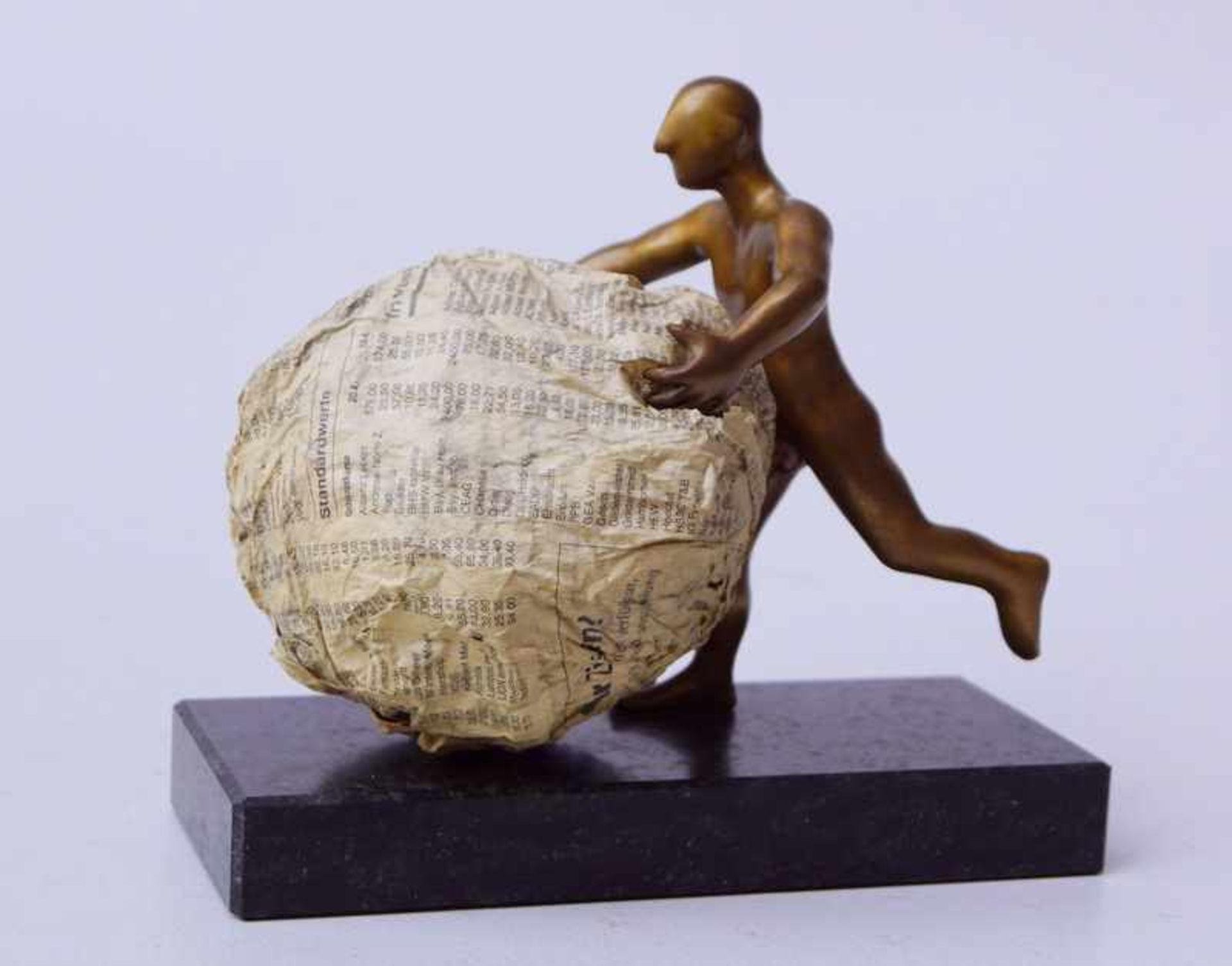 Bronzefigur "Geiler Mann"Bronze mit brünierter Oberfläche und Kugel aus Zeitungspapier - auf