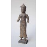 stehende Figur, Buddha, Bayonne-Stil, ThailandBronze mit grau-grünlicher Patina, unvollständig,