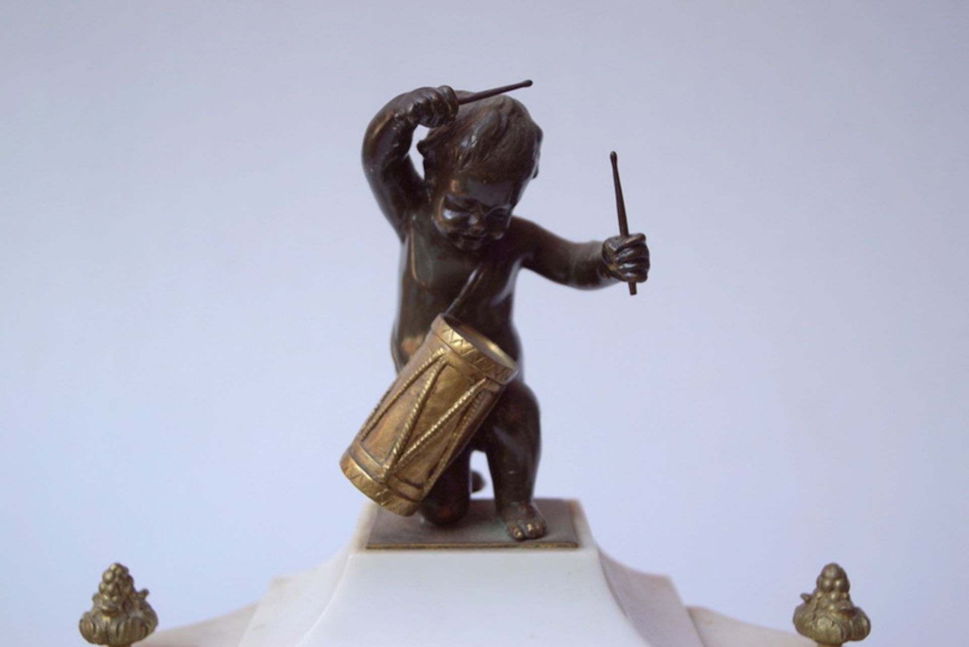Portaluhr mit Kerzenhaltern, historistischDreiteiliges Ensemble aus weißem Marmor mit Bronze, im - Image 2 of 3