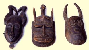 3 Afrikanische Masken, älterHolz geschnitzt, figürlich vor rituellem Hintergrund gestaltete