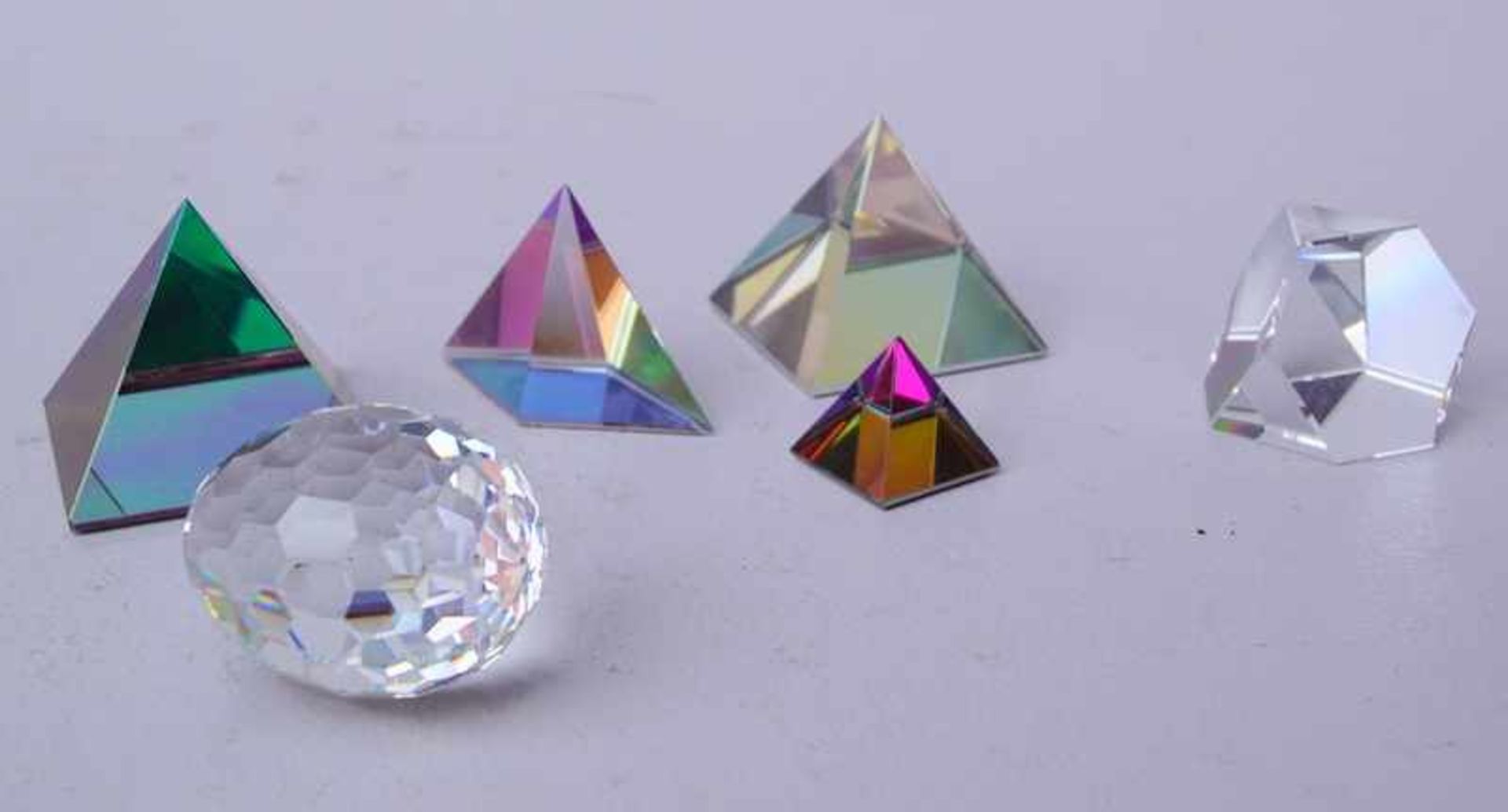 Sammlung v. 9 Geometrischen Kristallobjekten: Swarowski und Baccaraddavon 3 sign. Swarowski und 1