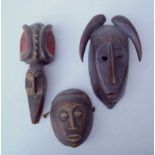 3 afrikanische Masken, älterHolz geschnitzt, verschiedene Formen und Größen.