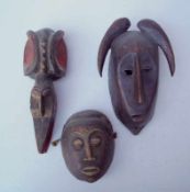 3 afrikanische Masken, älterHolz geschnitzt, verschiedene Formen und Größen.