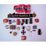 Sammlung Orden, Abzeichen und Schnallen 2. WK4 Koppelschlösser, u. a. Hitlerjugend, 4 Blechplaketten