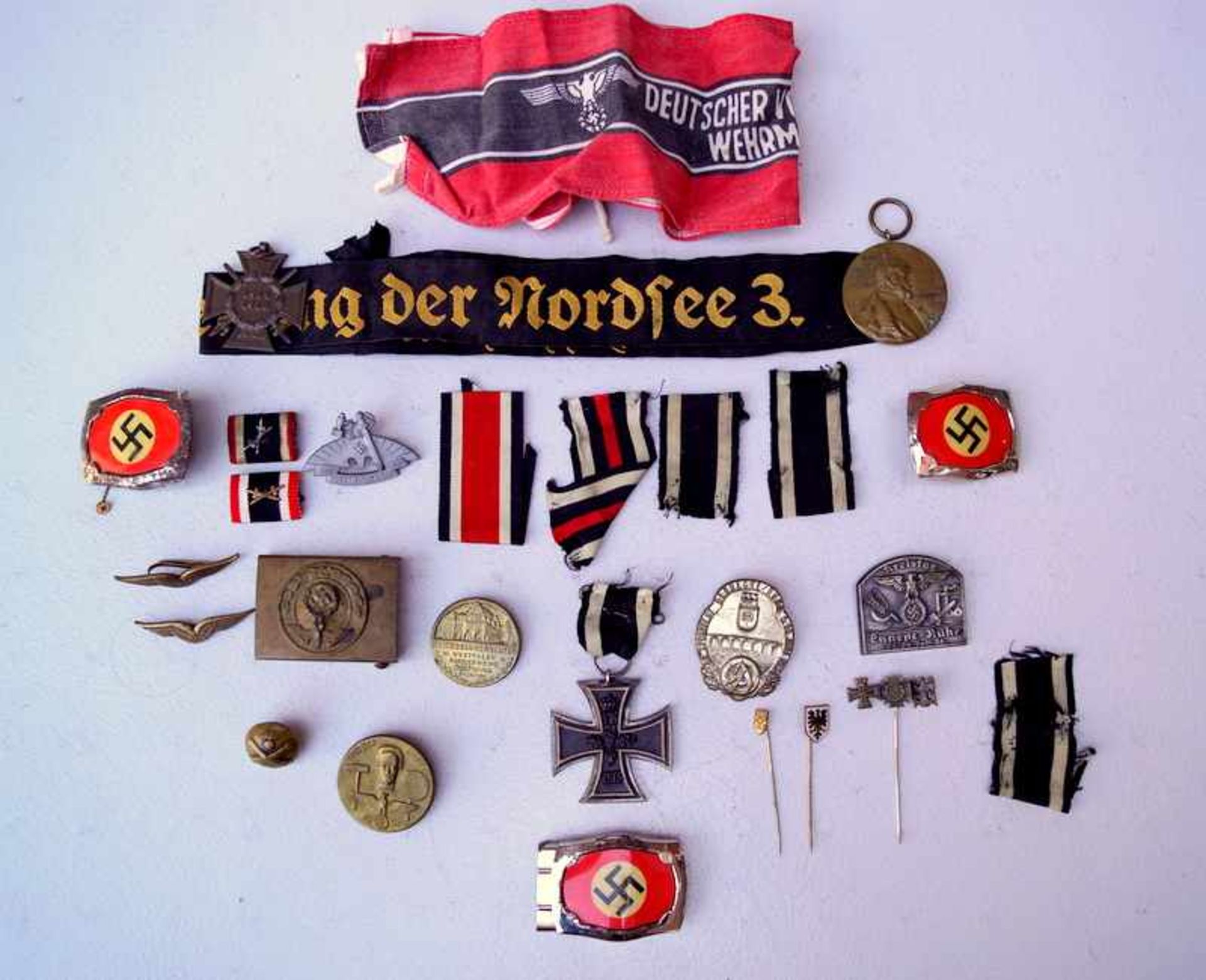 Sammlung Orden, Abzeichen und Schnallen 2. WK4 Koppelschlösser, u. a. Hitlerjugend, 4 Blechplaketten