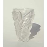 Rene Lalique, Wingen sur Moder: Große Tulpenvase "Martinets"klares Kristallglas, Wandung als