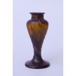 Gallé, Emile (1846 in Nancy;  1904 in Nancy): Vase mit Weidendekor, um 1900Keulenform mit