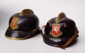 2 Feuerwehrhelme Königreich Preussen, Provinz Westfalen, um 19201x umgebaute Militärhaube mit