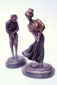 2 Bronzefiguren, Golfspieler und GolfspielerinBronze mit schwärzlicher Patinierung, jeweils auf