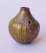 Persischer Kendi, Bronze, 16. Jhd.bauchige Wandung mit Rippen und eingelötetem Boden, vegetabil