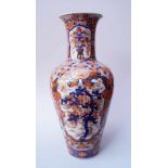 Übergroße Bodenvase, Imari, um 1900Ballustervase, Exportscherben, polychrome Aufglasurmalerei,