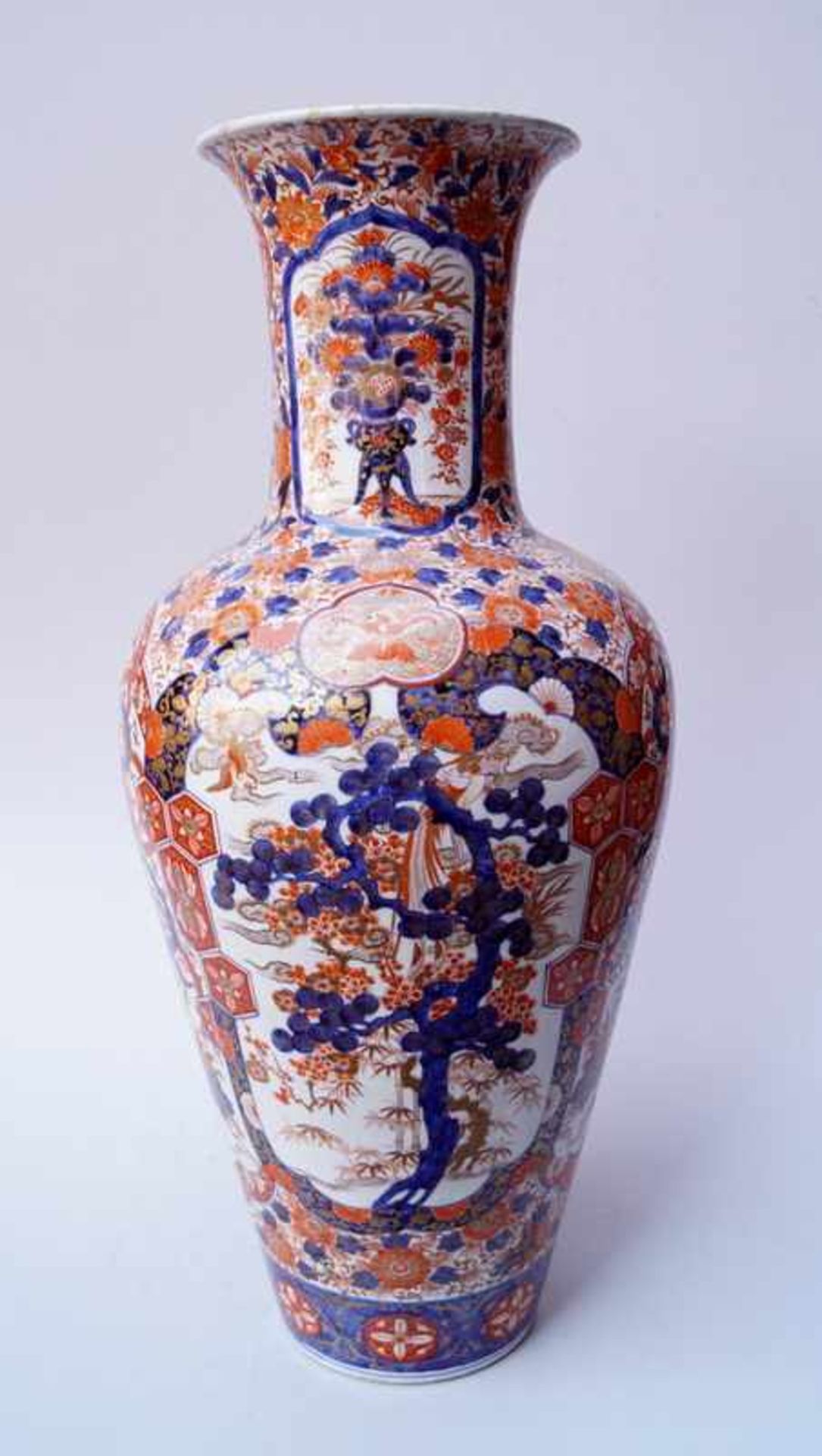 Übergroße Bodenvase, Imari, um 1900Ballustervase, Exportscherben, polychrome Aufglasurmalerei,