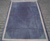 Teppich wohl China, Pao Taoschwerer, dickfloriger Teppich mit Mäander-Bordüre, verschmutzt, 285cm