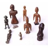 Sammlung von 9 afrikanischen Kleinplastiken, älter9-tlg., 5 figürliche Schnitzereien aus Holz,