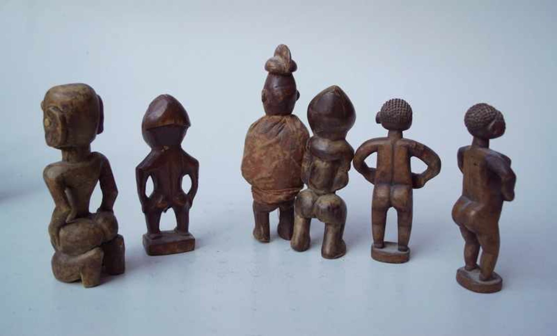 6 kleine, afrikanische AhnenfigurenHolz geschnitzt, 1 x mit Stoff kombiniert, Höhe ca.17cm. - Bild 2 aus 2