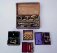 5 antike Holzboxen mit Instrumenten zur MateriealbearbeitungMeist Messing und Eisen - Funktion nicht