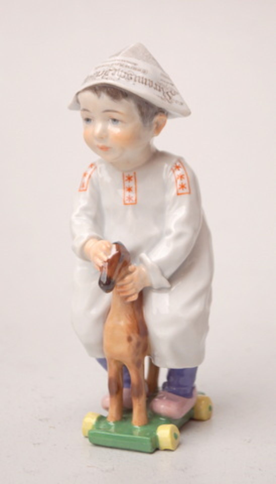 Meißen (Schwertermarke): Kinderfigur "Kind auf Holzpferd", Entw. Konrad Hentschel von 1914Kind mit - Image 2 of 3