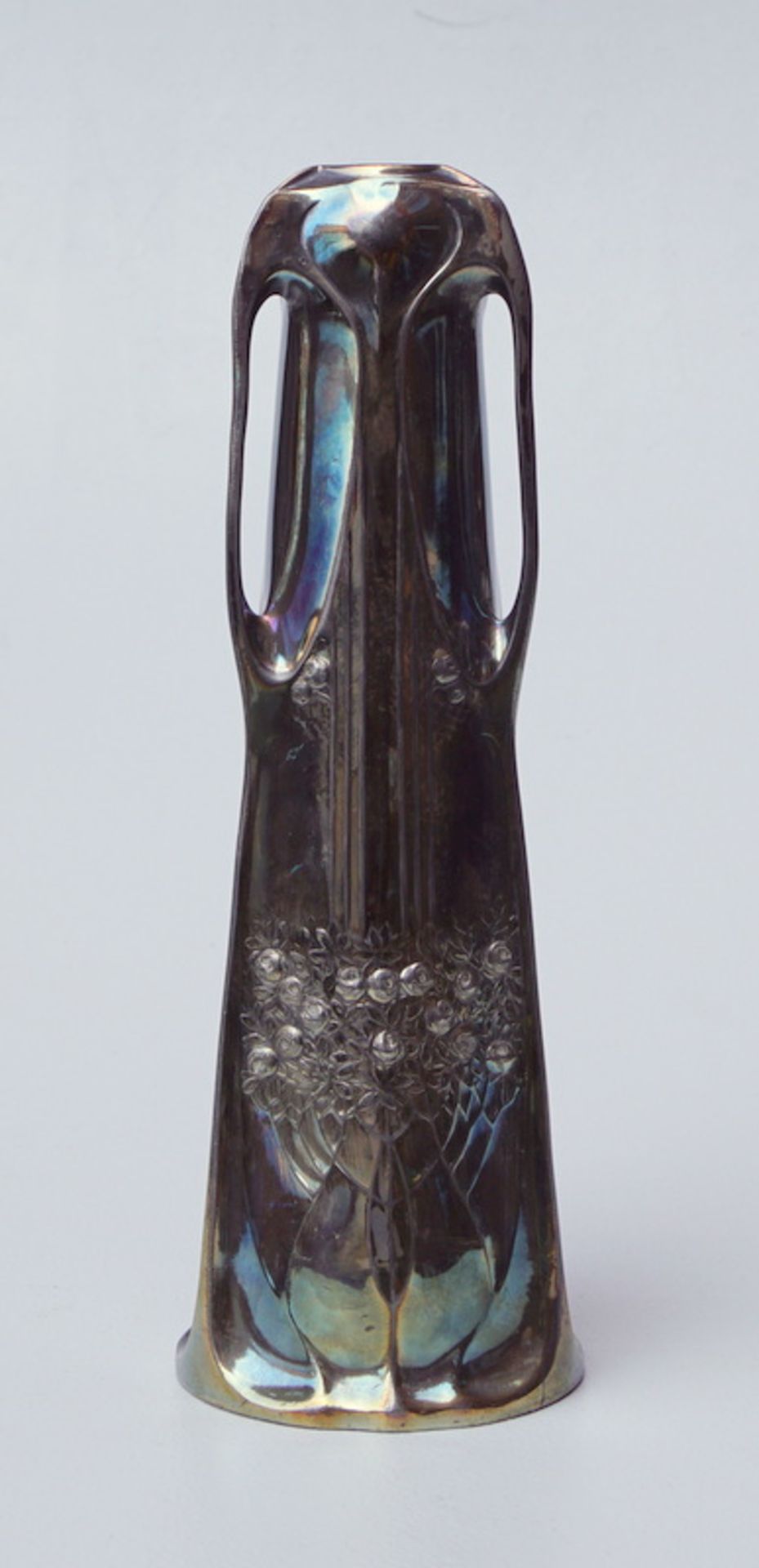 Jugendstilvase mit Rosenstockdekor und drei HandhabenKeulenförmige Vase, Zinn versilbert,