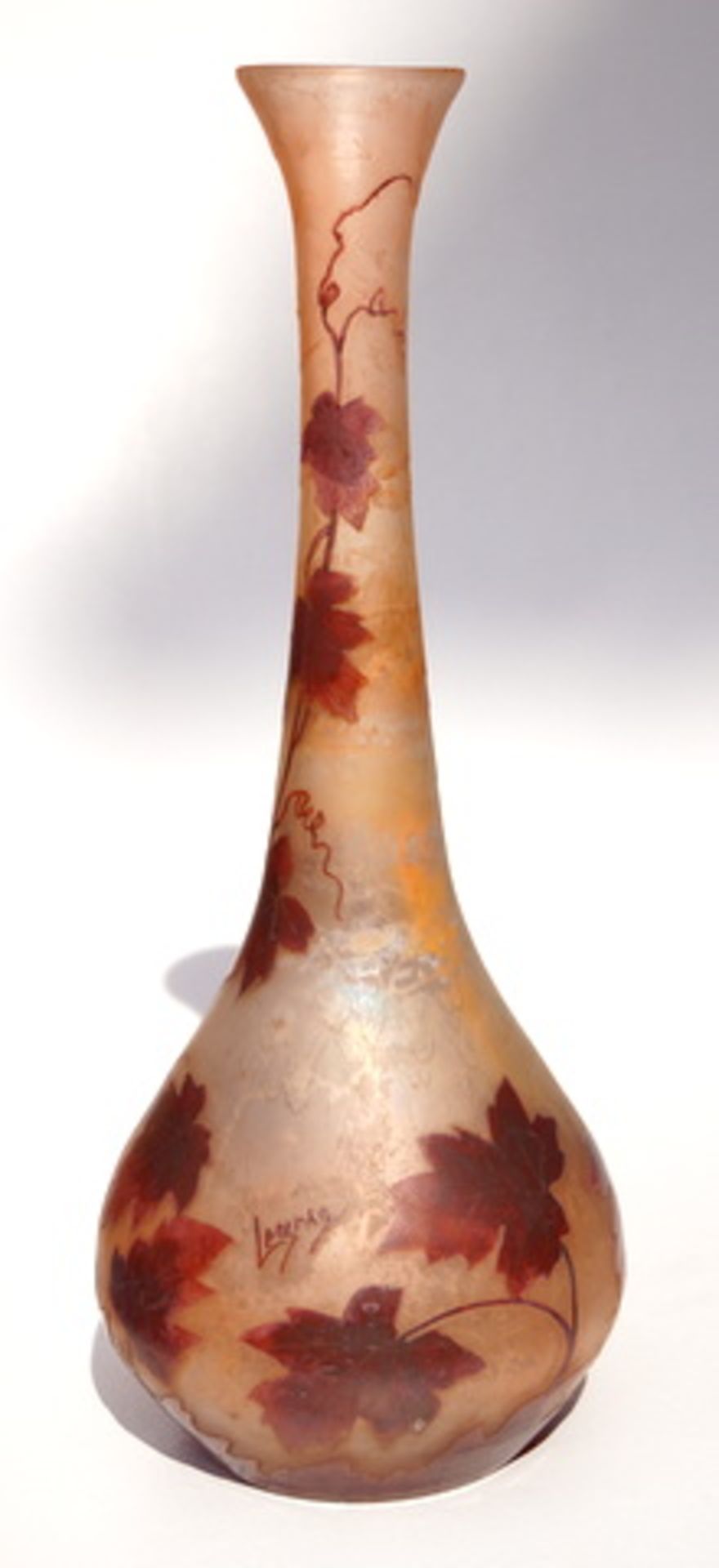 Legras & Cie, Saint Denis: Grosse Keulenvase mit WeinlaubdekorGraue und rosafarbene Glasmasse, - Image 3 of 3