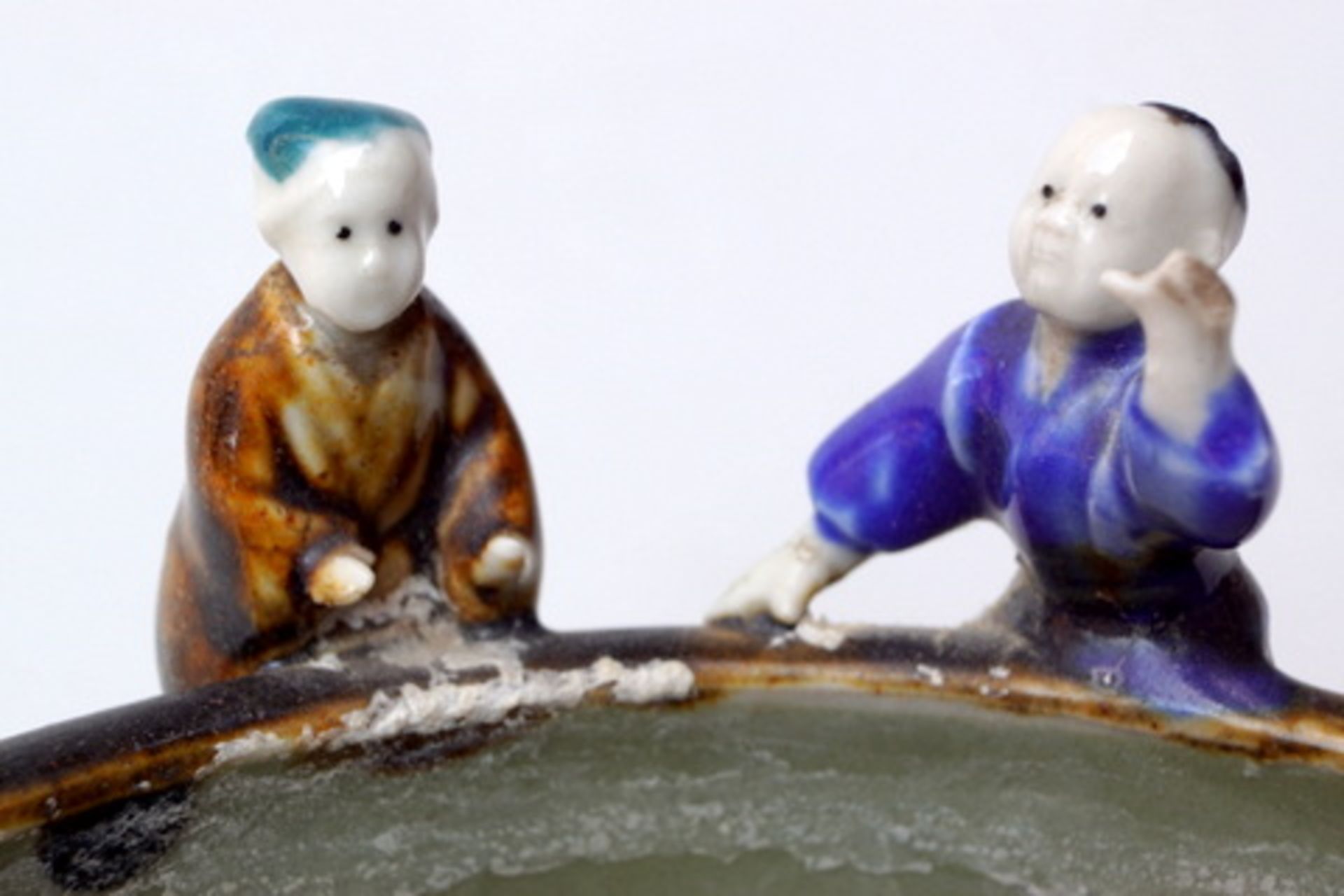 Sumidagawa Keramikschale mit vollplast. FigurenExportkeramik - graue Scherbe und bräunlich / grüne - Image 2 of 3