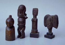 Sammlung von 4 Ahnenfiguren, älterHolz beschnitzt, Höhe von 17cm - 29cm.