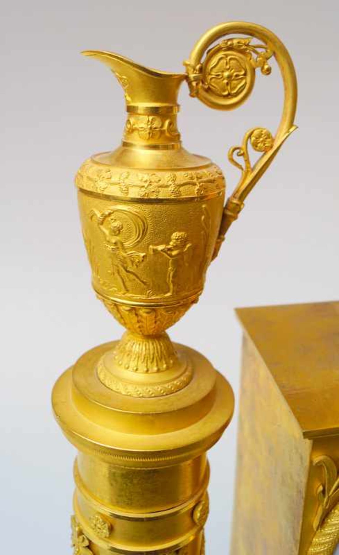 Le Clerk à Bruxelles: große, feuervergoldete Pendule des Empire, um 1820Gehäuse aus feuervergoldeter - Image 3 of 8