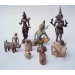 Sammlung asiatischer Bronzen, teilw. älter6 Bronzen mit figürlichen Darstellungen, 2 Schnitzereien