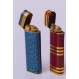 Must de Cartier Paris: 2 Gasfeuerzeuge mit Chinalackdekor1x ochsenblutroter Lack, 1x türkisfarben,