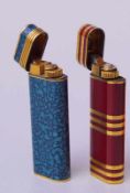 Must de Cartier Paris: 2 Gasfeuerzeuge mit Chinalackdekor1x ochsenblutroter Lack, 1x türkisfarben,
