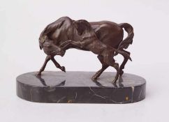 Stute mit spielendem Fohlen2-teiliger Bronzeguss mit dunkelbrauner Kunstpatina, in der Art von Jules