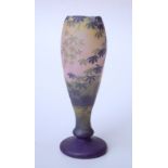 de Vez: Vase mit Seelandschaftsdekor, um 1910Keulenform mit vierpassiger Mündung, schwach