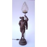 Lampe in Form eines Landsknechtes der eine Fackel trägtLandsknecht in traditioneller Kleidung des