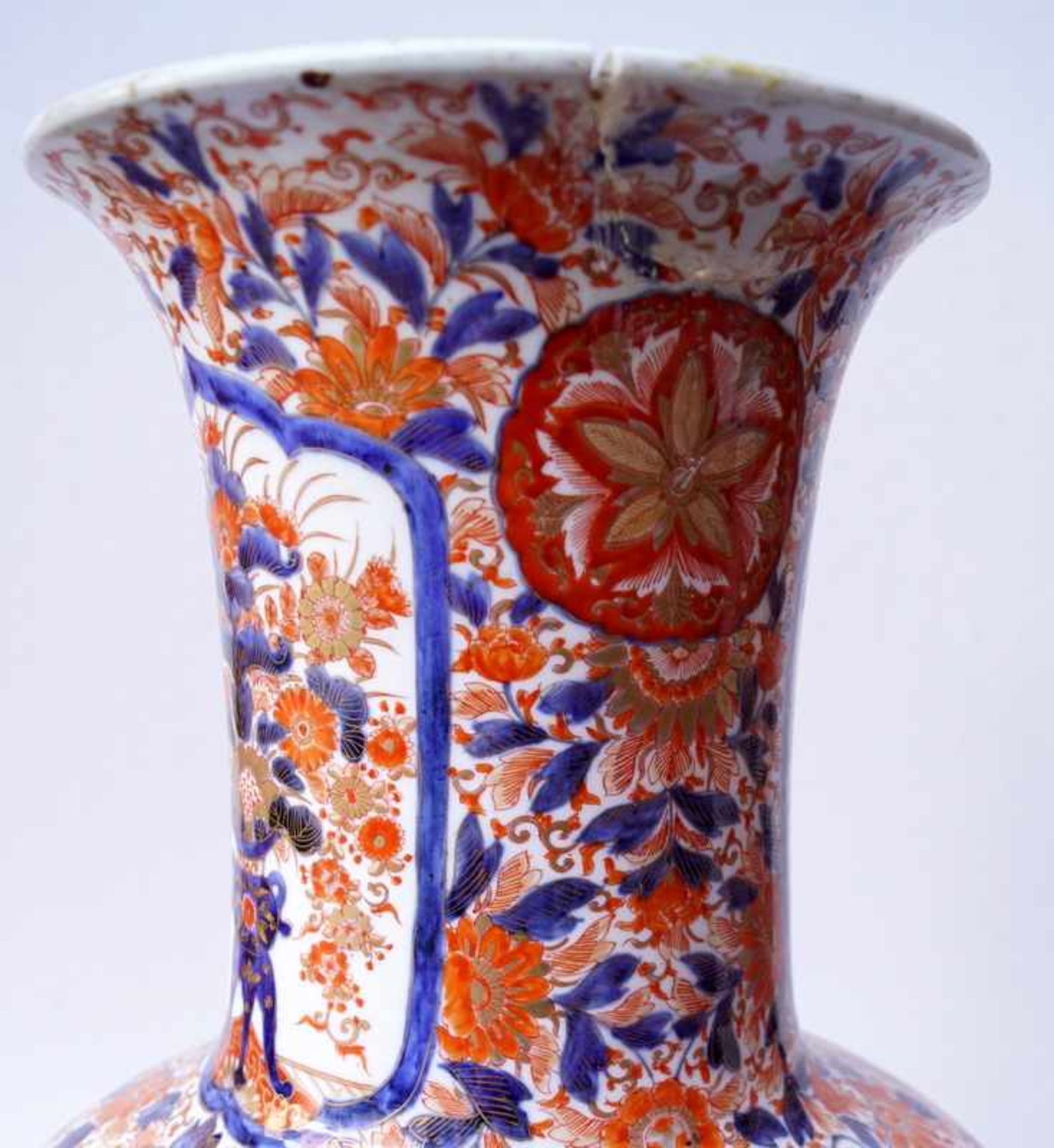 Übergroße Bodenvase, Imari, um 1900Ballustervase, Exportscherben, polychrome Aufglasurmalerei, - Image 3 of 4