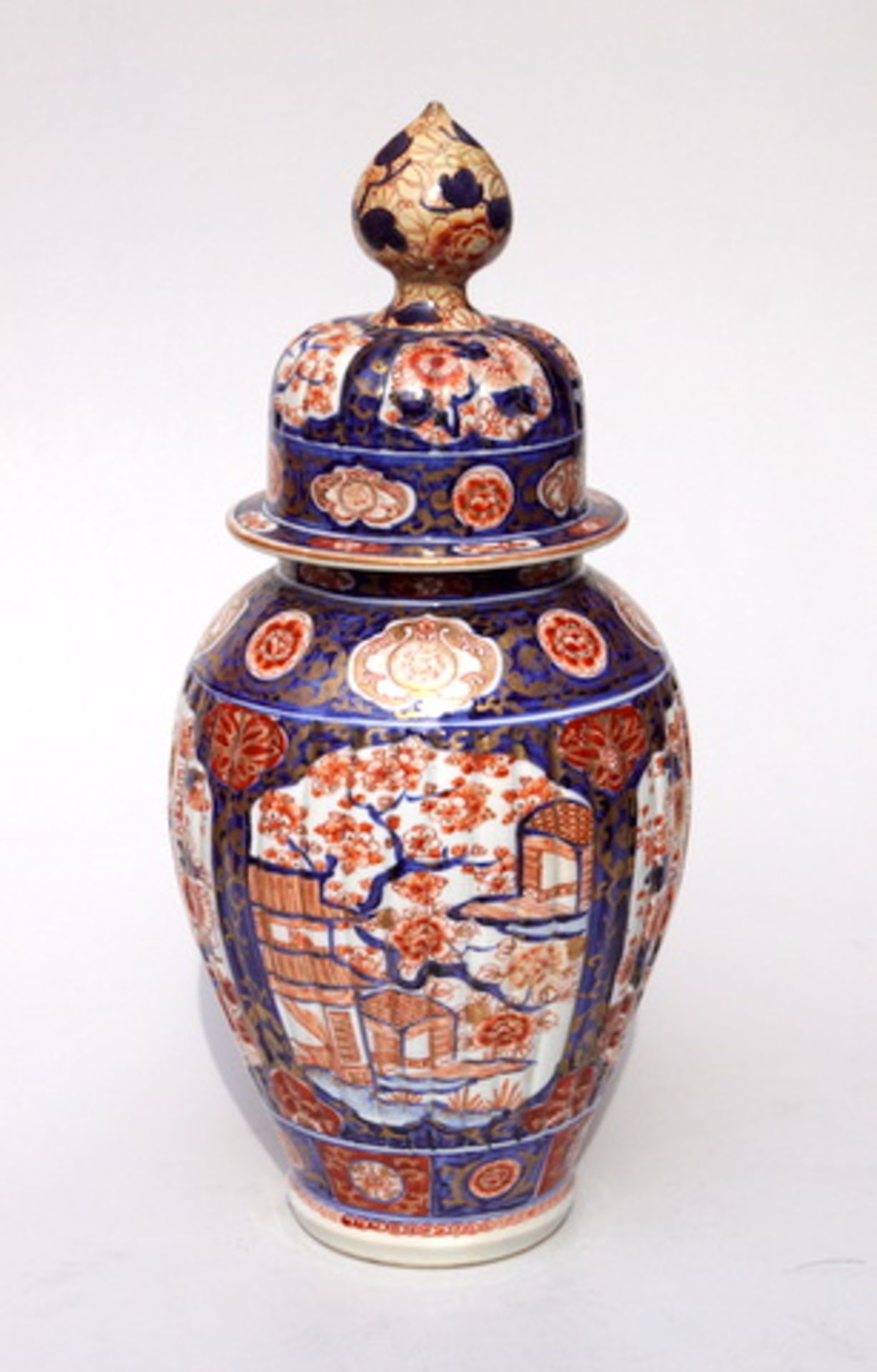 große Deckelvase, Imari, um 1900hellgraue Exportscherbe mit polychromer Malerei unter und Aufglasur,