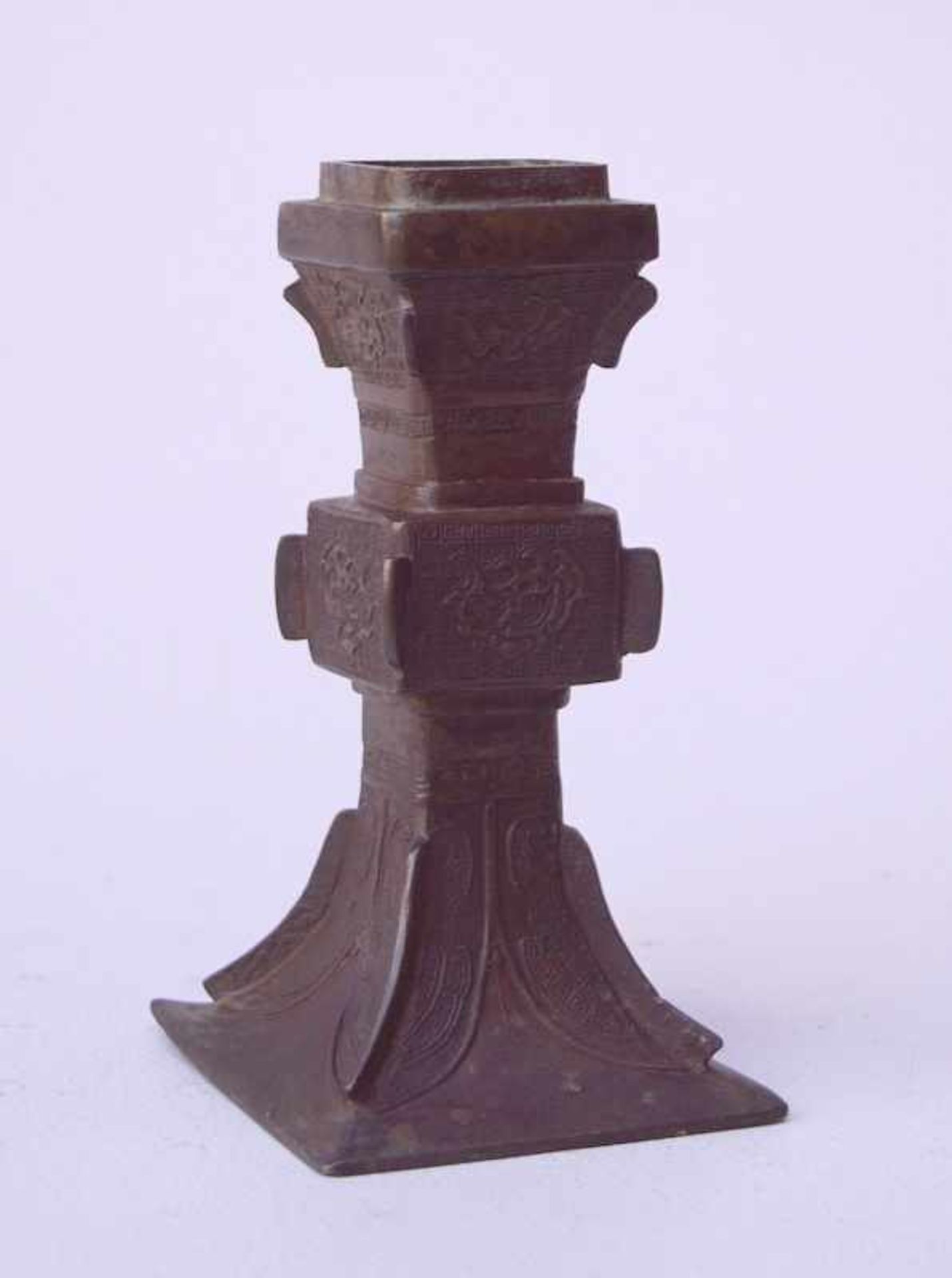 2 Bronzevasen, China, 19. Jhd.Balustervase mit vollplastischen Meerestierdarstellungen und Vase in - Image 2 of 2