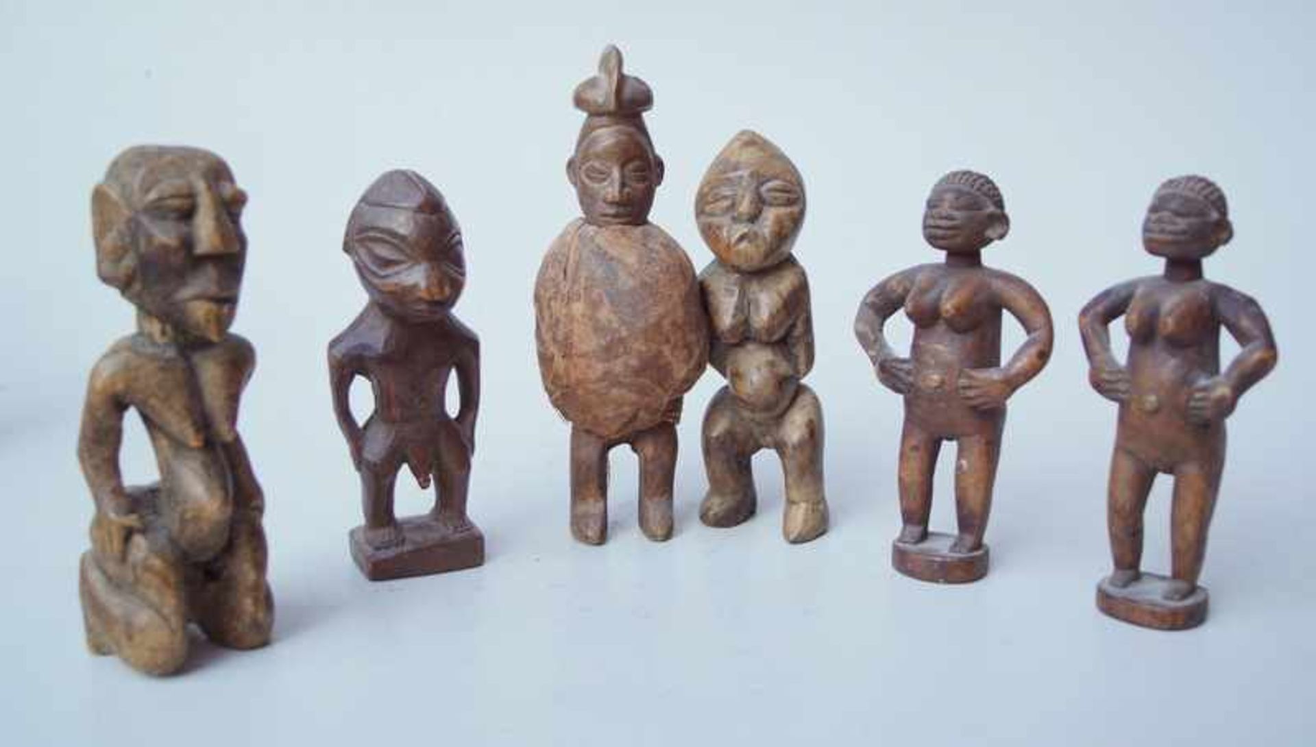 6 kleine, afrikanische AhnenfigurenHolz geschnitzt, 1 x mit Stoff kombiniert, Höhe ca.17cm.