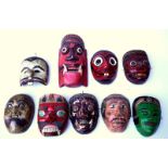 Großes Konvolut Masken, balinesisch u. m.9-tlg., alle Masken Holz farbig gefasst, verschiedene