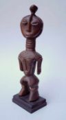 große, afrikanische Kultfigur, JanusköpfigHolz geschnitzt, sekundär auf Holzsockel montiert, Höhe