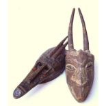 Große Antilopen-Maske der Baga, und eine Weitere, älterHolz geschnitzt mit Messingbeschlägen, die