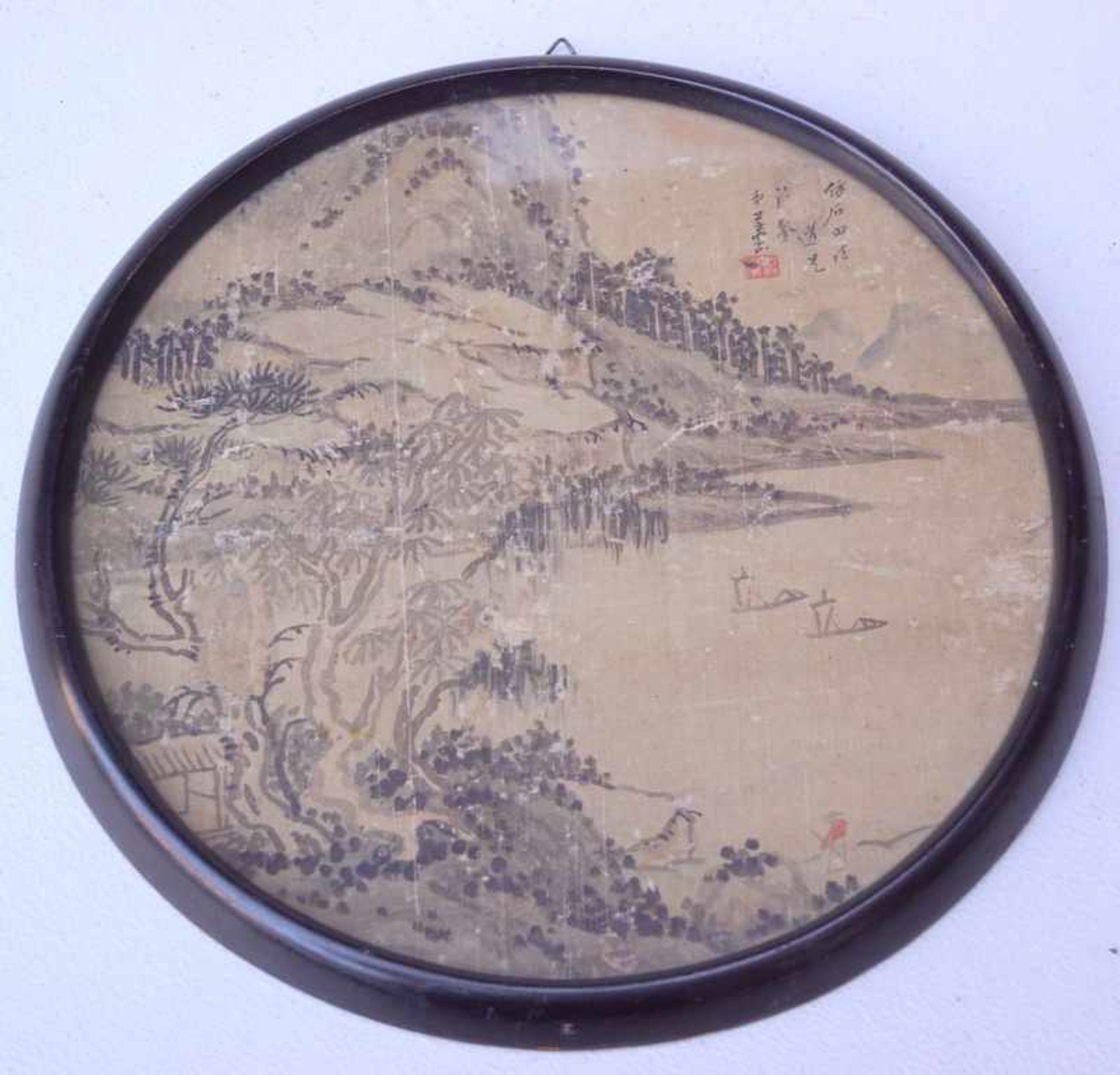 Tuschpinselmalerei auf Seide, China, 19. Jhd.Rundtondo dunkelbraune Tusche auf Seide, rechts oben
