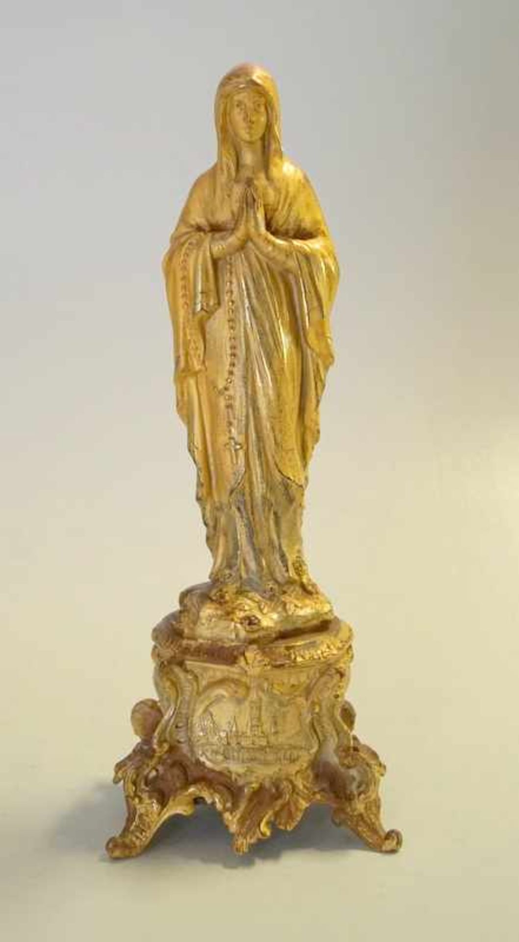 Madonna von Lourdes, Zinkdruckguss vergoldet, mit Spieluhrauf Rocalliensockel mit dem Flachrelief