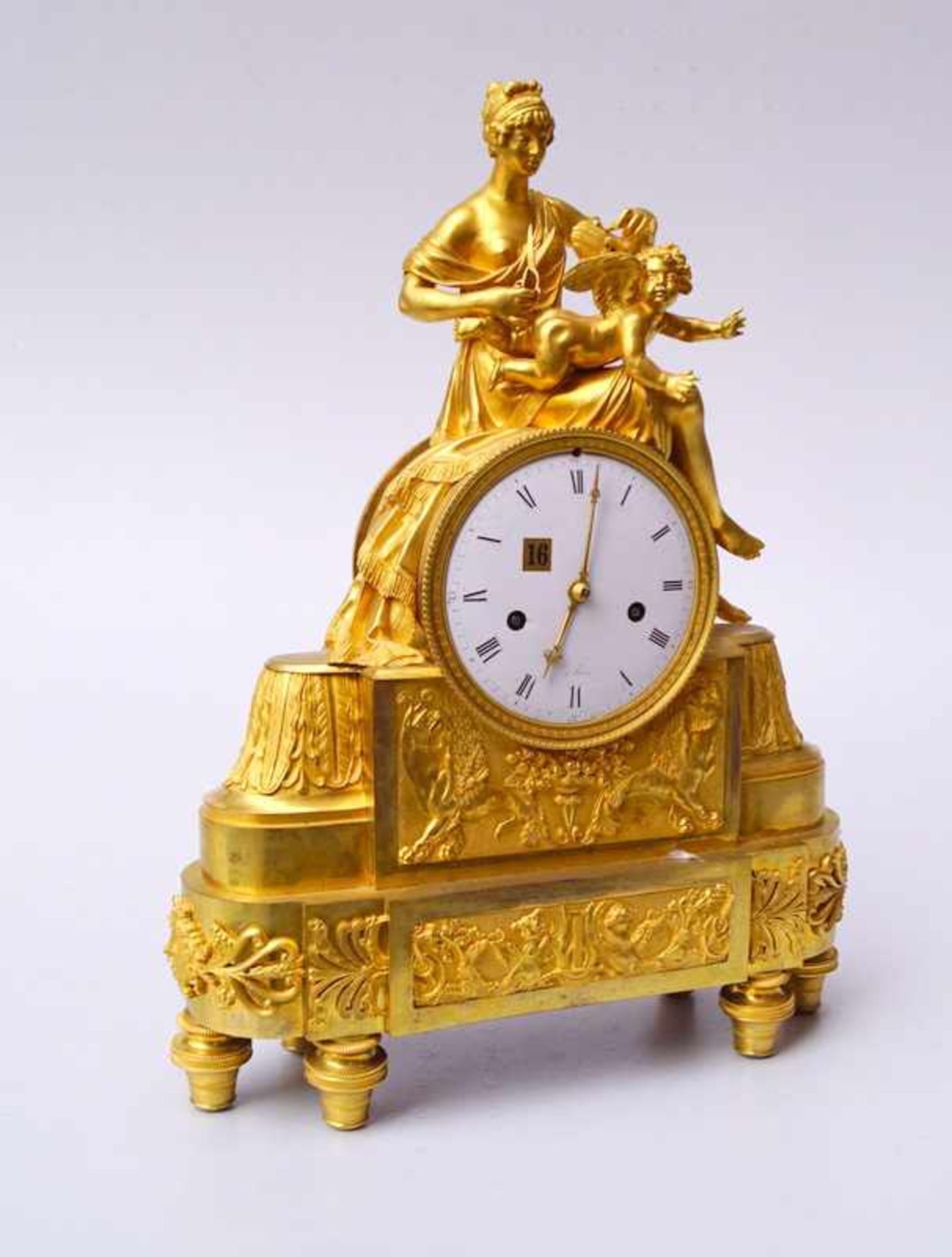 Prunkpendule, "Züchtigung des Amor" Frankreich,um 1820große, feuervergoldete Pendule mit