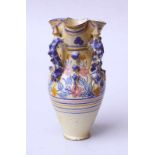 Fayence Vase mit 4 Henklen, 19. Jhd.Kegelvorm mit Kleeblattlippe und 4 Henkeln, Bemalung