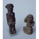 2 Figuren, Stein und Terrakotta, älterSteinerne Figur, Darstellung einer männlichen Figur im