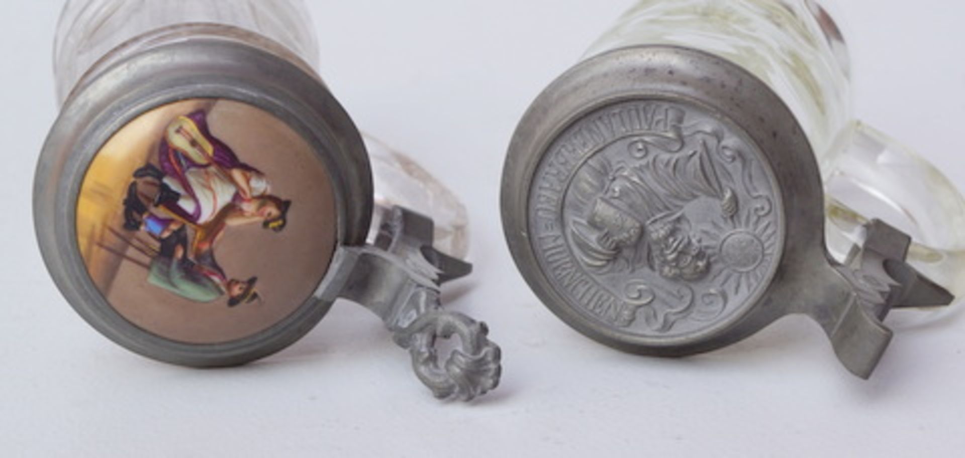 2 Bierhumpen, Anf. 20.Jhd.farbloses Glas modelgeblasen, 1 Krug mit reliefiert gestaltetem - Image 2 of 2